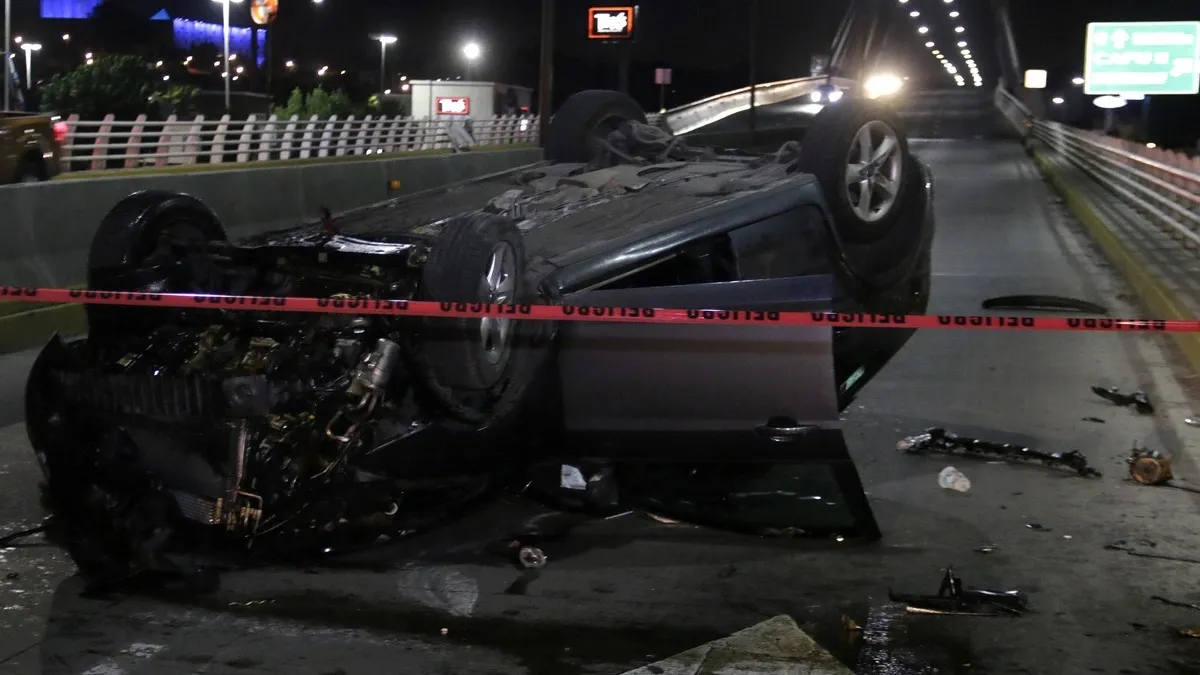 ¡De milagro! Conductor vuelca en Periférico Ecológico y sobrevive