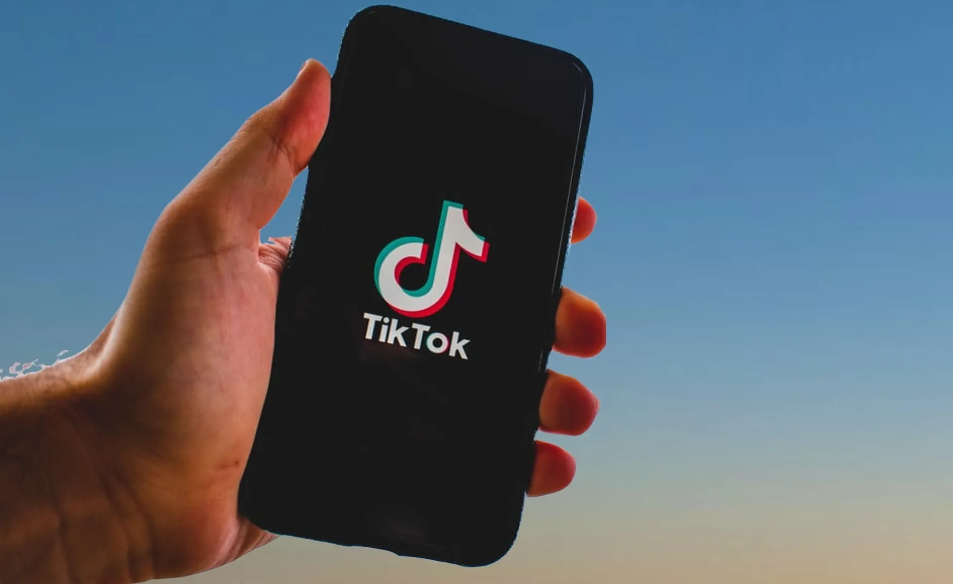 TikTok lanza feed local y reta a Google Maps