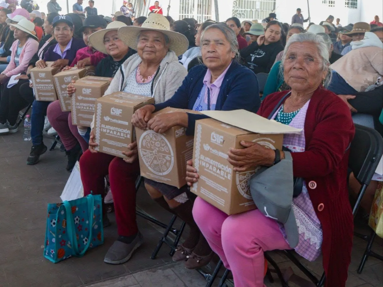 Gobierno de Pepe Chedraui entregó apoyos alimentarios a familias de Guadalupe Tecola