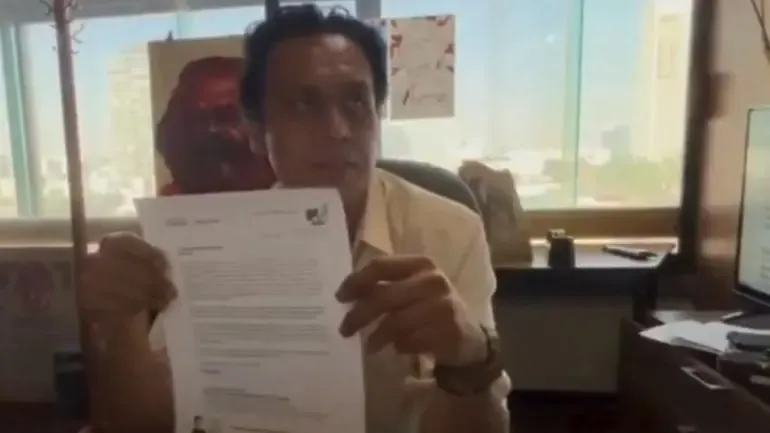 Tras 4 días atrincherado, entregan oficio de destitución a Marx Arriaga