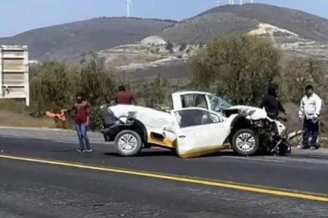 Tractocamión sin frenos choca con dos autos en Cañada de Morelos