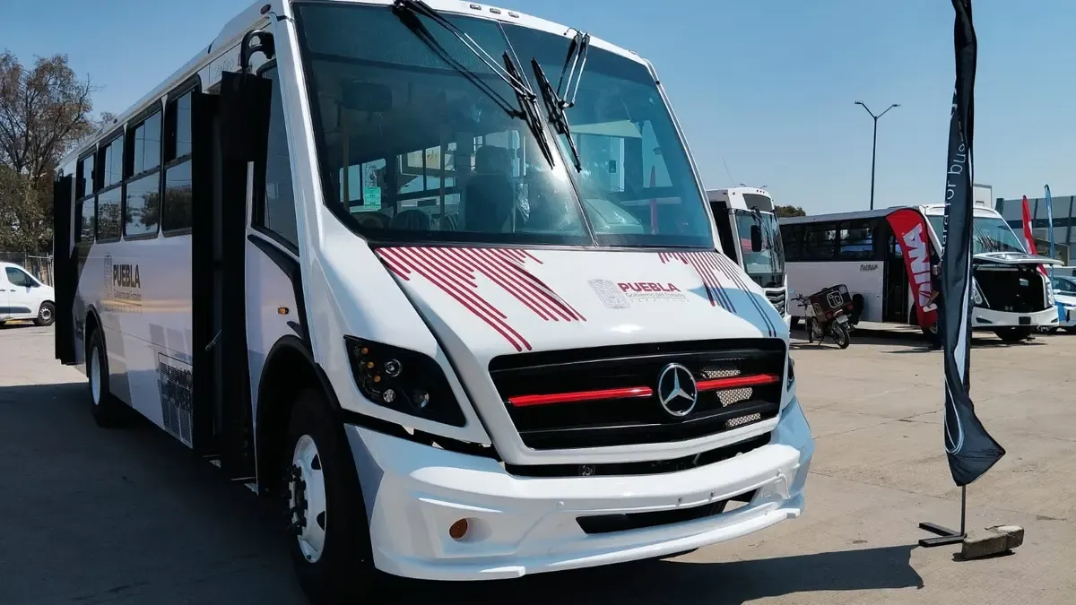 Transportistas de Puebla acuden a pagar multa y les muestran camiones nuevos