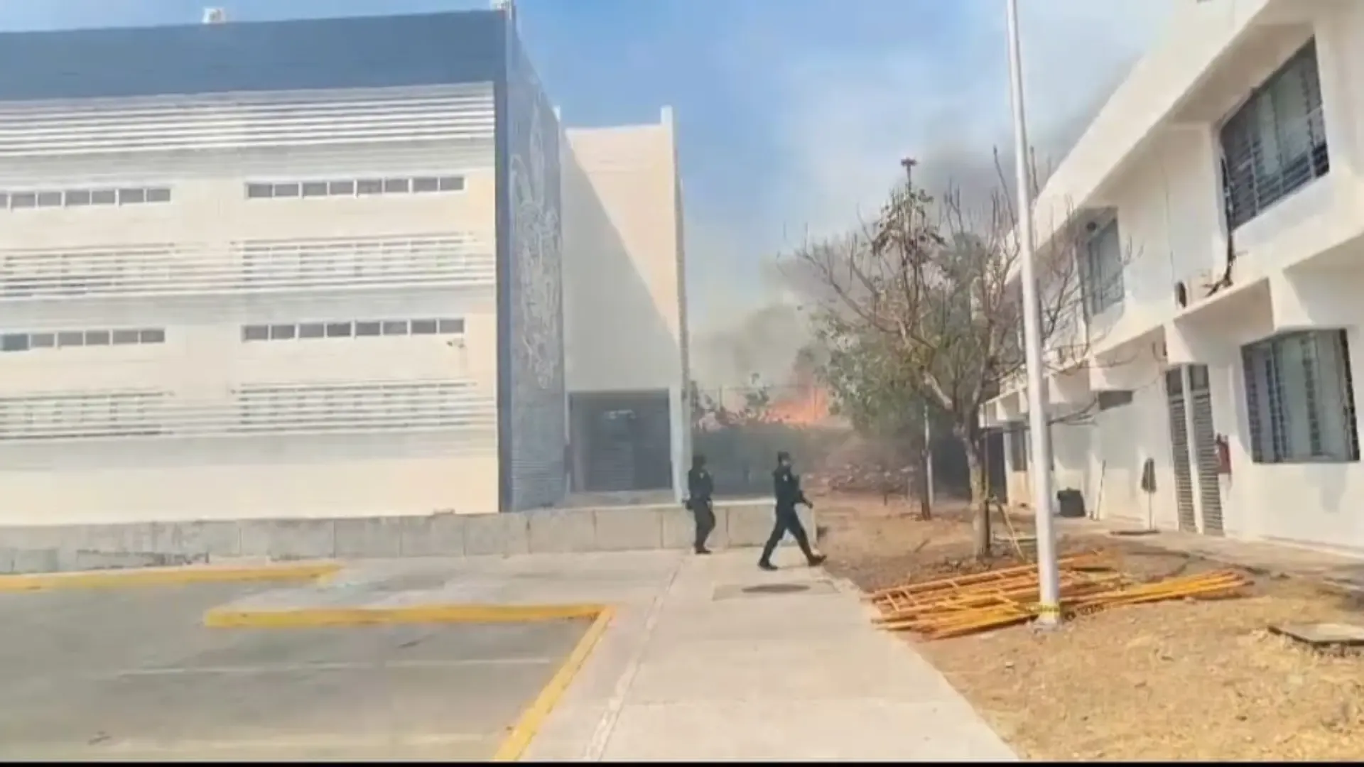Desalojan campus BUAP en Chiautla por incendio fuera de control