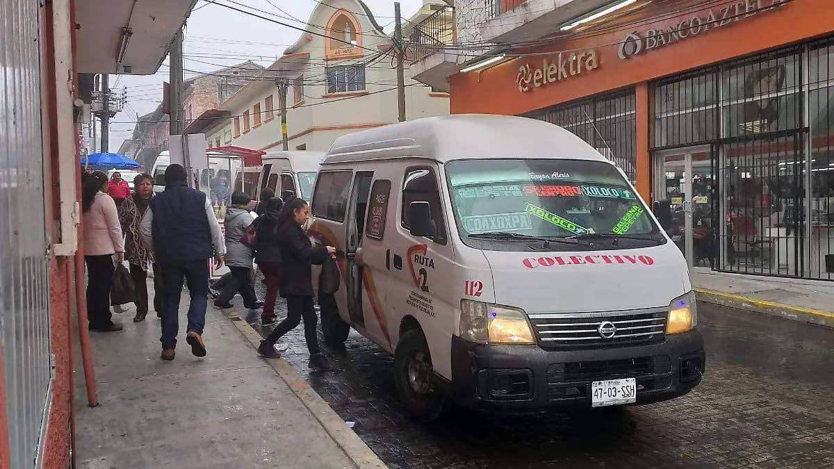 Reubican parada del transporte en Teziutlán; usuarios deberán caminar más