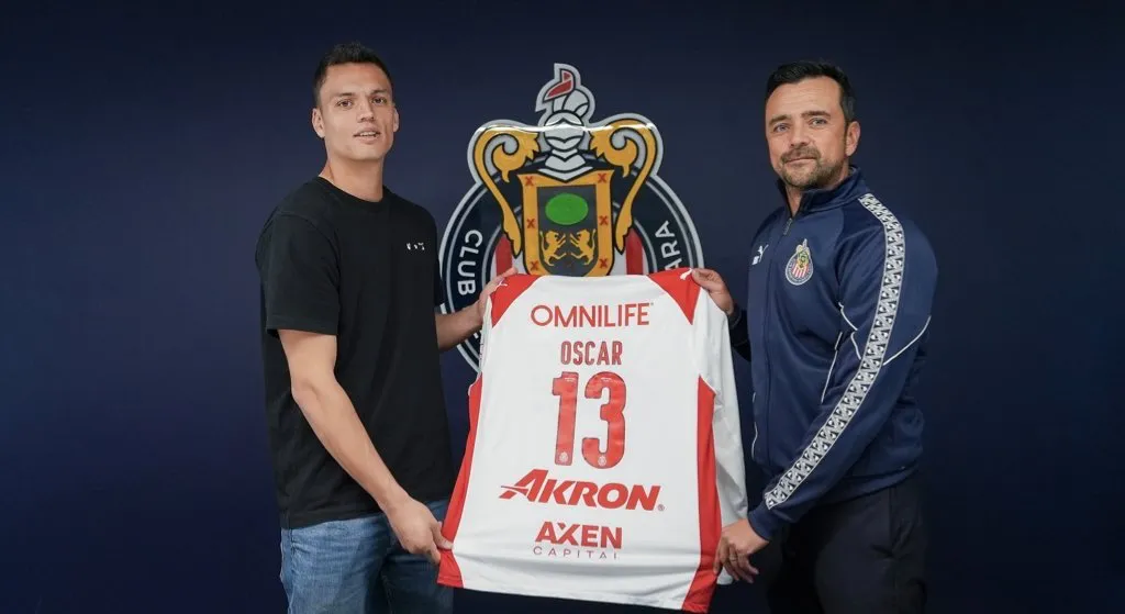 Chivas renueva a Govea, Whalley y Sandoval