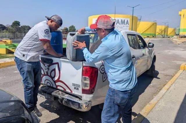 Atlixco evita que 50 litros de aceite quemado caigan al drenaje y contaminen