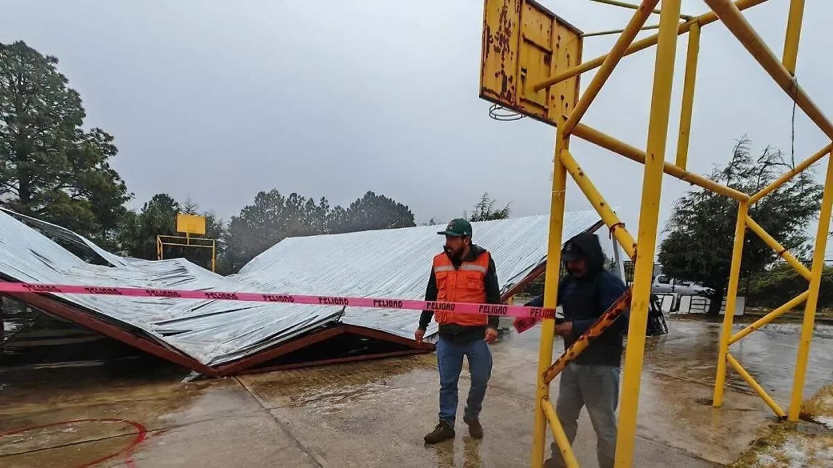Granizada derrumba techumbre de escuela en Lafragua, Puebla
