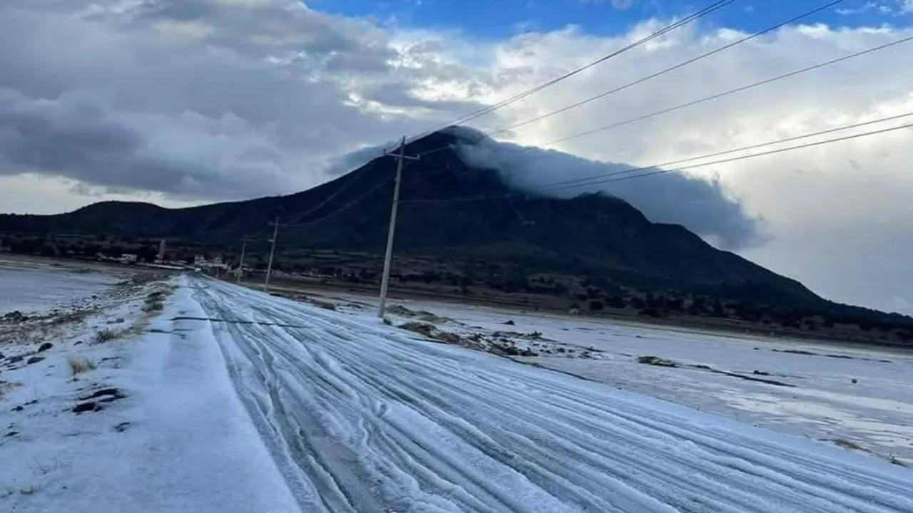 Granizo y nieve pintan de blanco municipios de Puebla