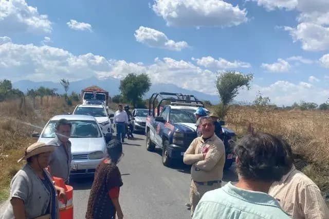 Bloquean la Cholula-Calpan por descargas residuales en relleno sanitario