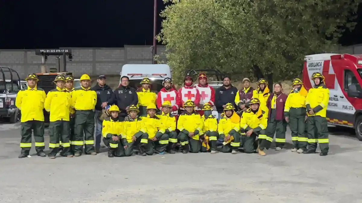 Rescatan a senderistas que cayeron a un barranco en la zona montañosa de Quimixtlán