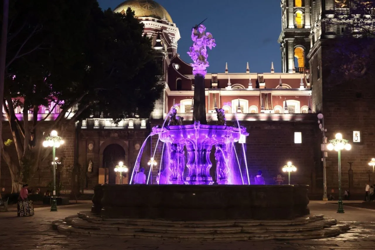 Impulsan el programa “Mujeres que Brillan” con iluminación violeta de fuentes en la ciudad por el Día de la Mujer