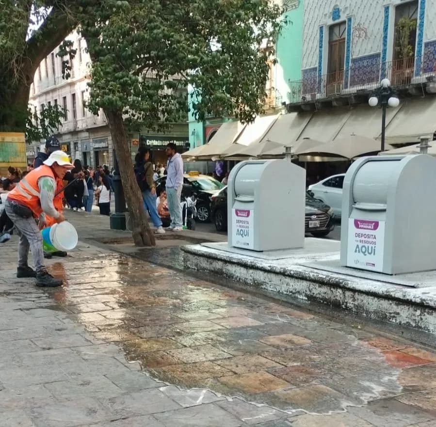 Refuerzan limpieza urbana con lavado de papeleros y soterrados en el Centro Histórico