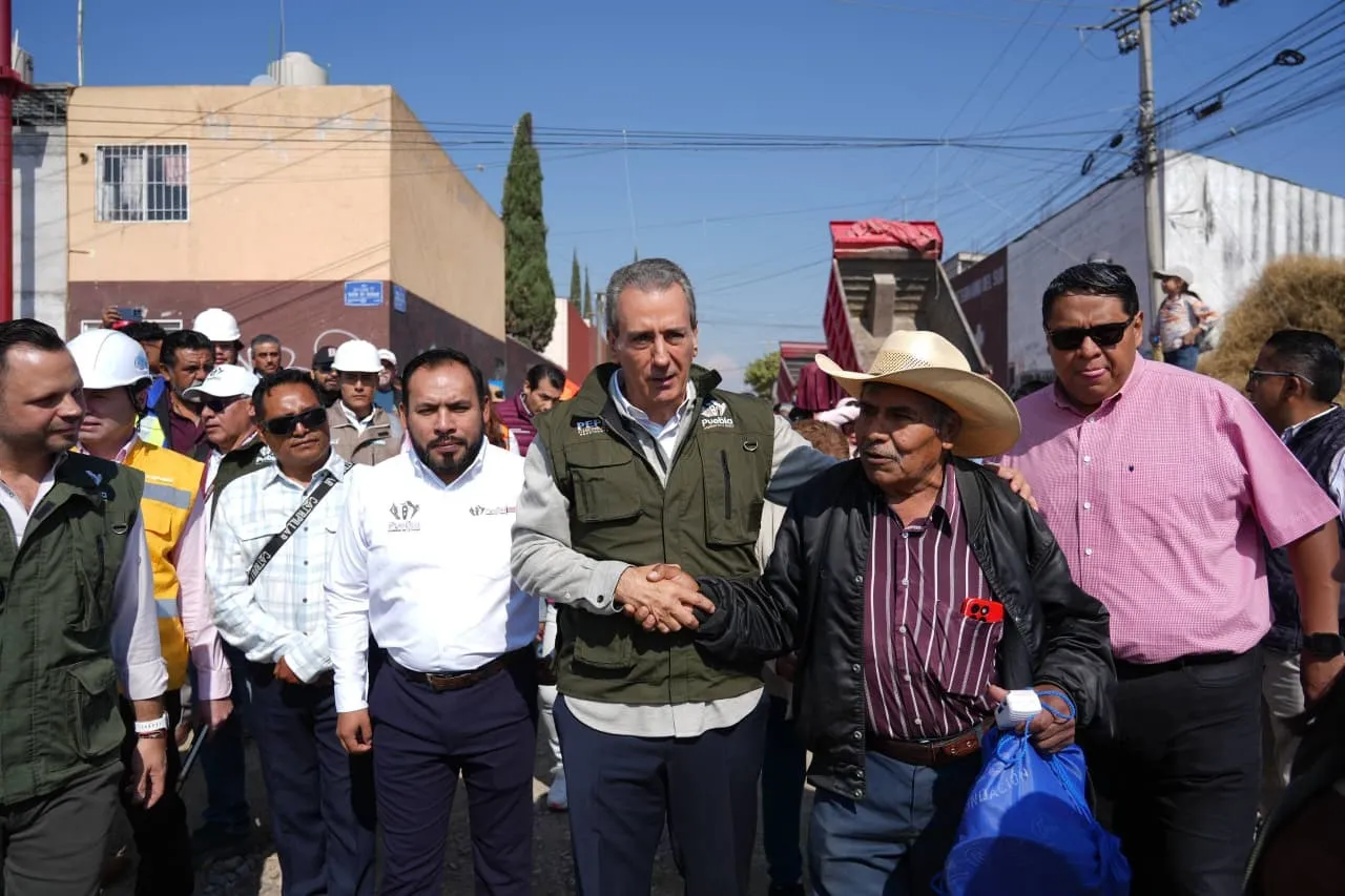 Supervisan trabajos de rehabilitación vial en Camino Viejo a Balcones