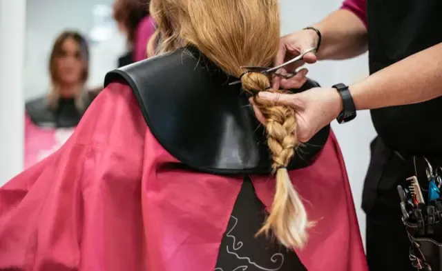 Dona cabello en Puebla y ayuda a combatir el derrame de petróleo en Veracruz