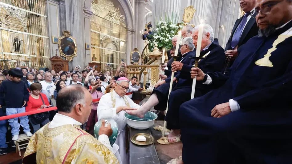 Arzobispo encabeza lavatorio de pies en la Catedral de Puebla