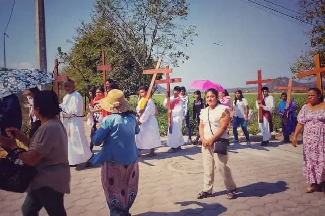 Por conflicto religioso, realizan procesión dividida en Xayacatlán