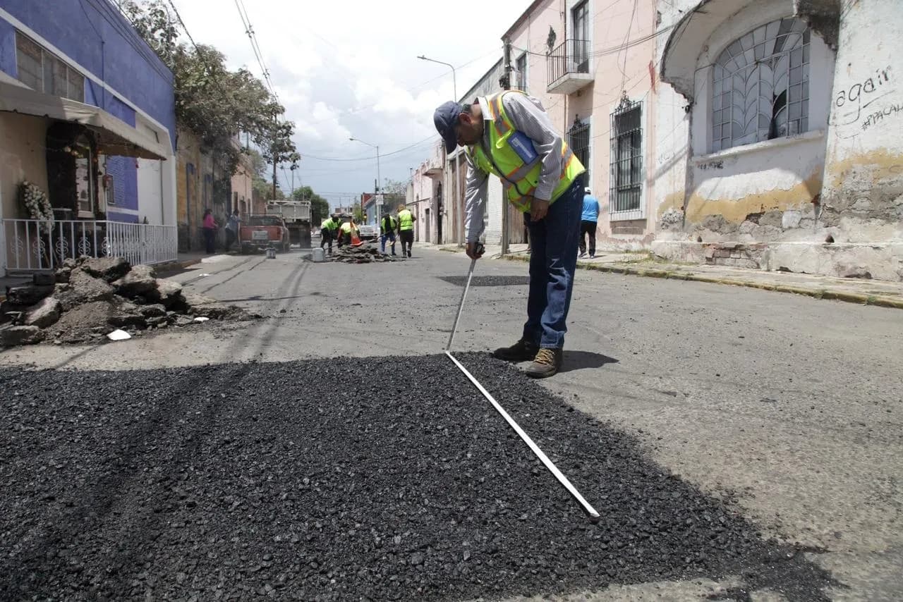 Intensifican trabajos de bacheo en el Barrio El Refugio
