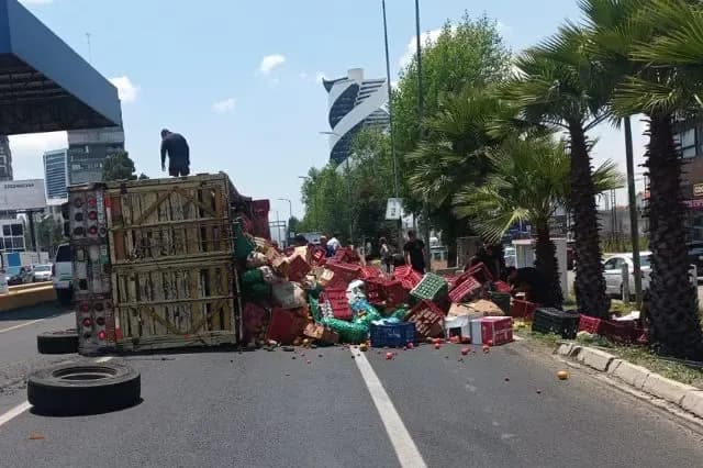 Vuelca camioneta con verdura en la Atlixcáyotl; provoca rapiña y caos vial
