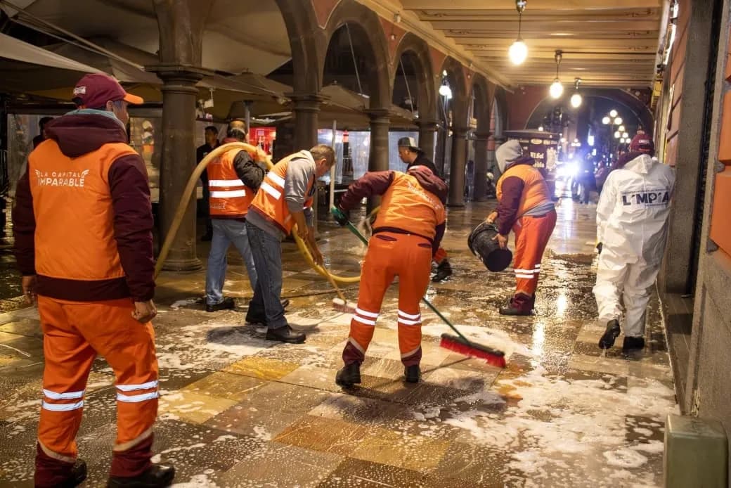 Realizan lavado de portales del Zócalo de Puebla