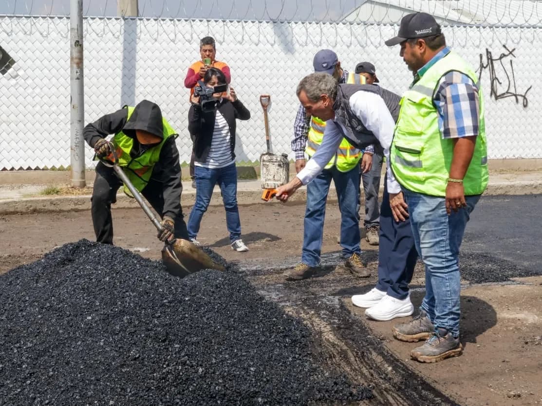 Supervisan trabajos de bacheo en San Pablo Xochimehuacan