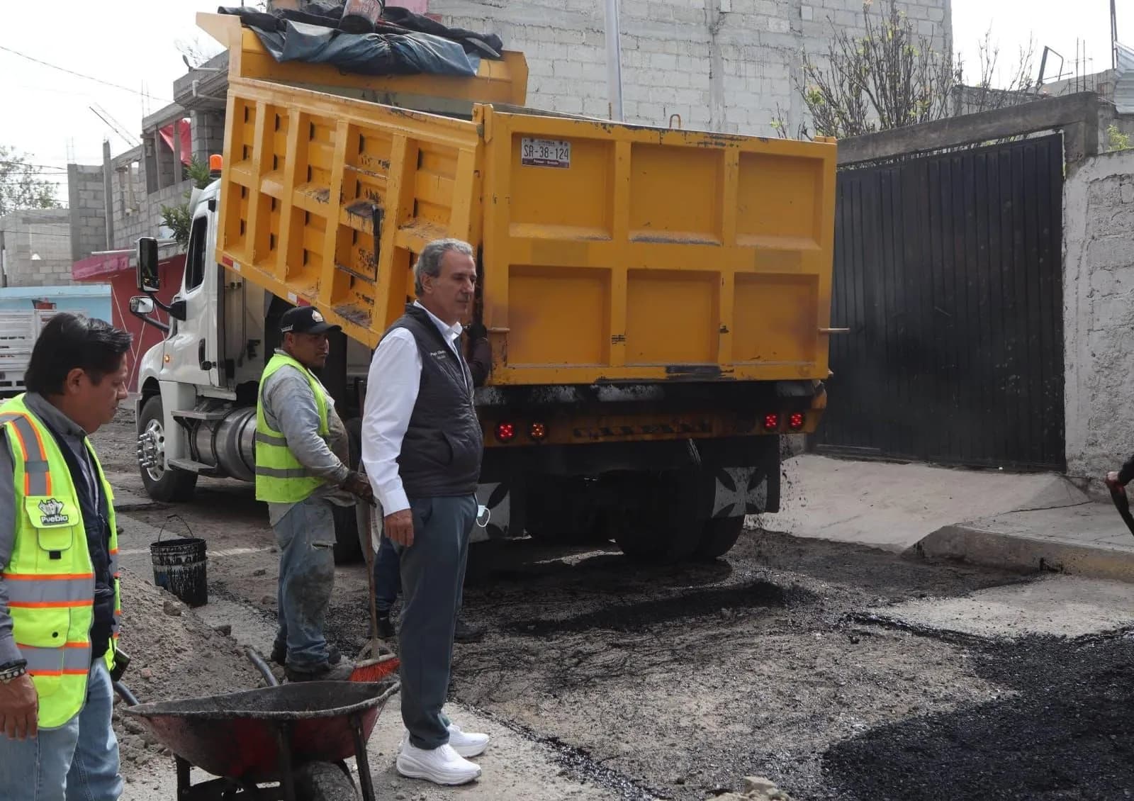 Supervisan trabajos de bacheo en Bosques de Santa Anita