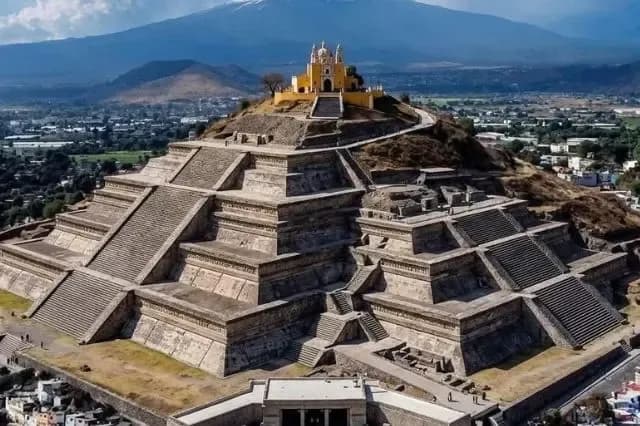 Recrean con IA la Pirámide de Cholula sin su “disfraz” natural