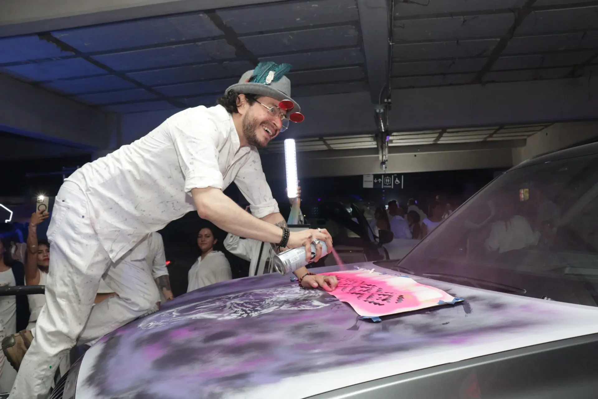 AutoArt World 2026 transforma autos de lujo en arte neón en Puebla