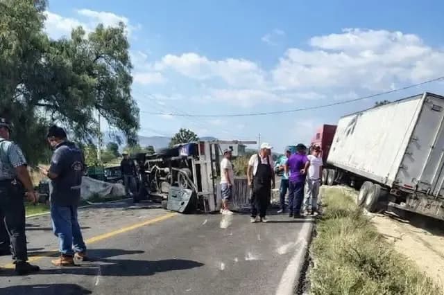 Choque y volcadura en carretera San Hipólito–Jalapa deja tres lesionados