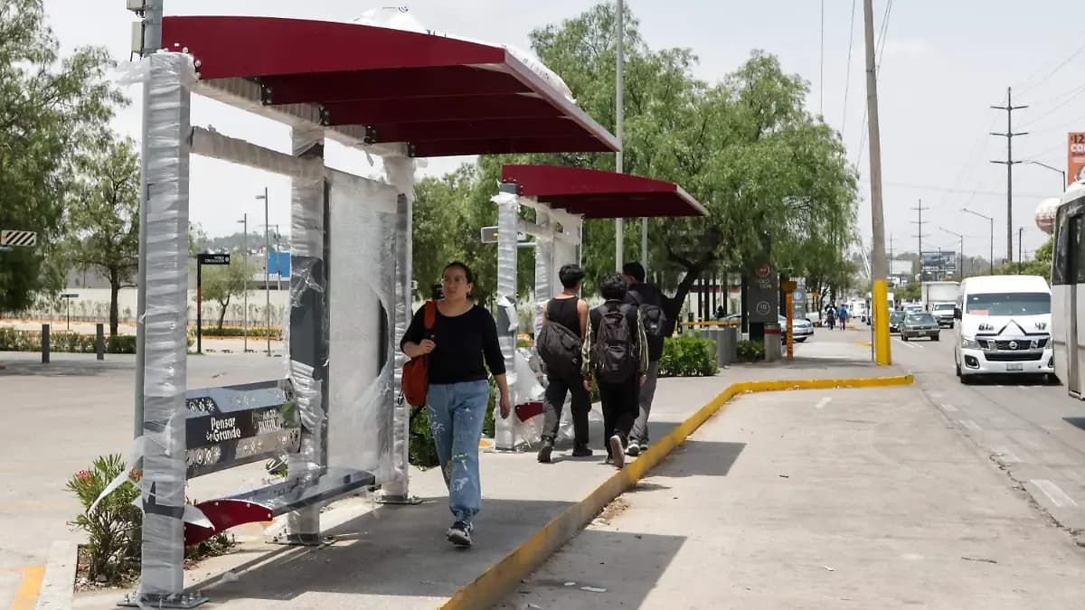 Calzada Zaragoza: rehabilitan paraderos, descartan cierre de retornos y cambios en derroteros