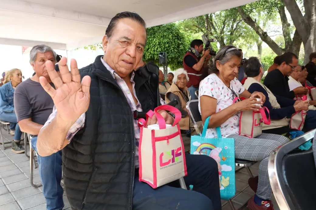 A través del programa “Oír para Vivir”, entrega 50 aparatos auditivos
