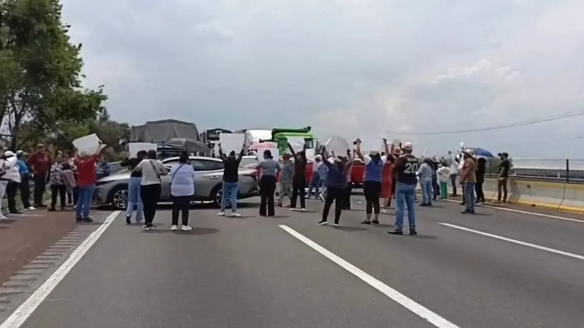 Bloquean la México-Puebla en Texmelucan; exigen liberación de Ricardo N