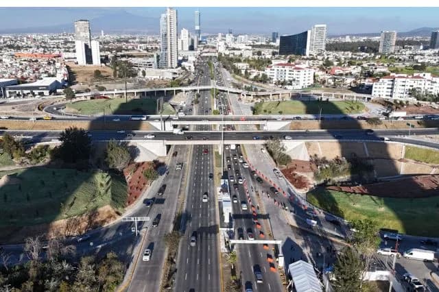 Van cinco autos baleados repentinamente en Vía Atlixcáyotl