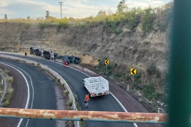 Tráiler vuelca en acceso a Atlixco desde Vía Atlixcayotl; suman tres accidentes