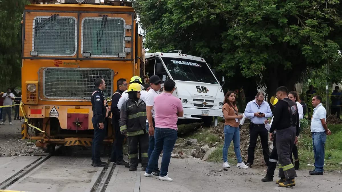 Micro de ruta 50 y tren chocan en Puebla; 17 personas resultan lesionadas