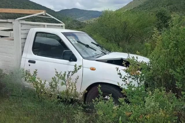 Muere hombre al salir proyectado de su camioneta en la carretera Intermixteca