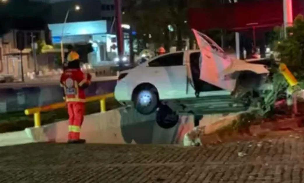 ¡Terminó sobre el acceso a un estacionamiento! Aparatoso choque sorprende en Avenida Juárez