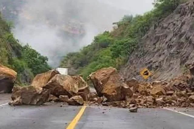 Derrumbe en la supercarretera Cuacnopalan-Oaxaca afecta a comerciantes