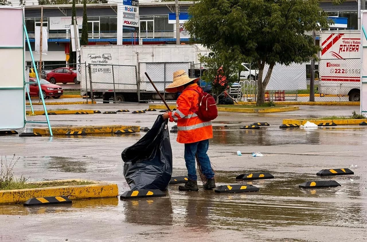 Mantienen limpios los alrededores del Estadio Cuauhtémoc tras evento deportivo