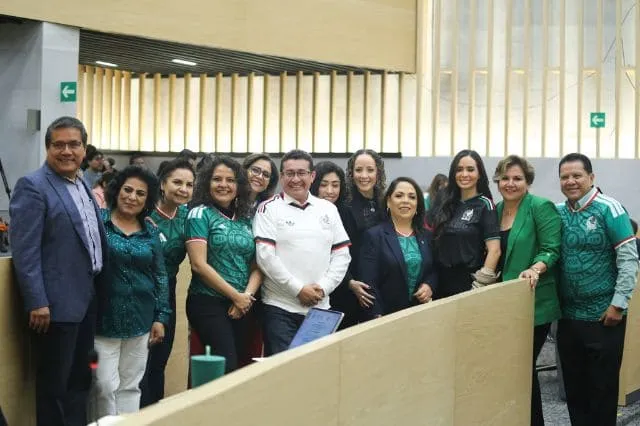 Congreso celebra sesión exprés para ver el partido inaugural del Mundial