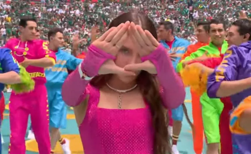 Belinda enciende redes con señal illuminati en la inauguración del Mundial 2026