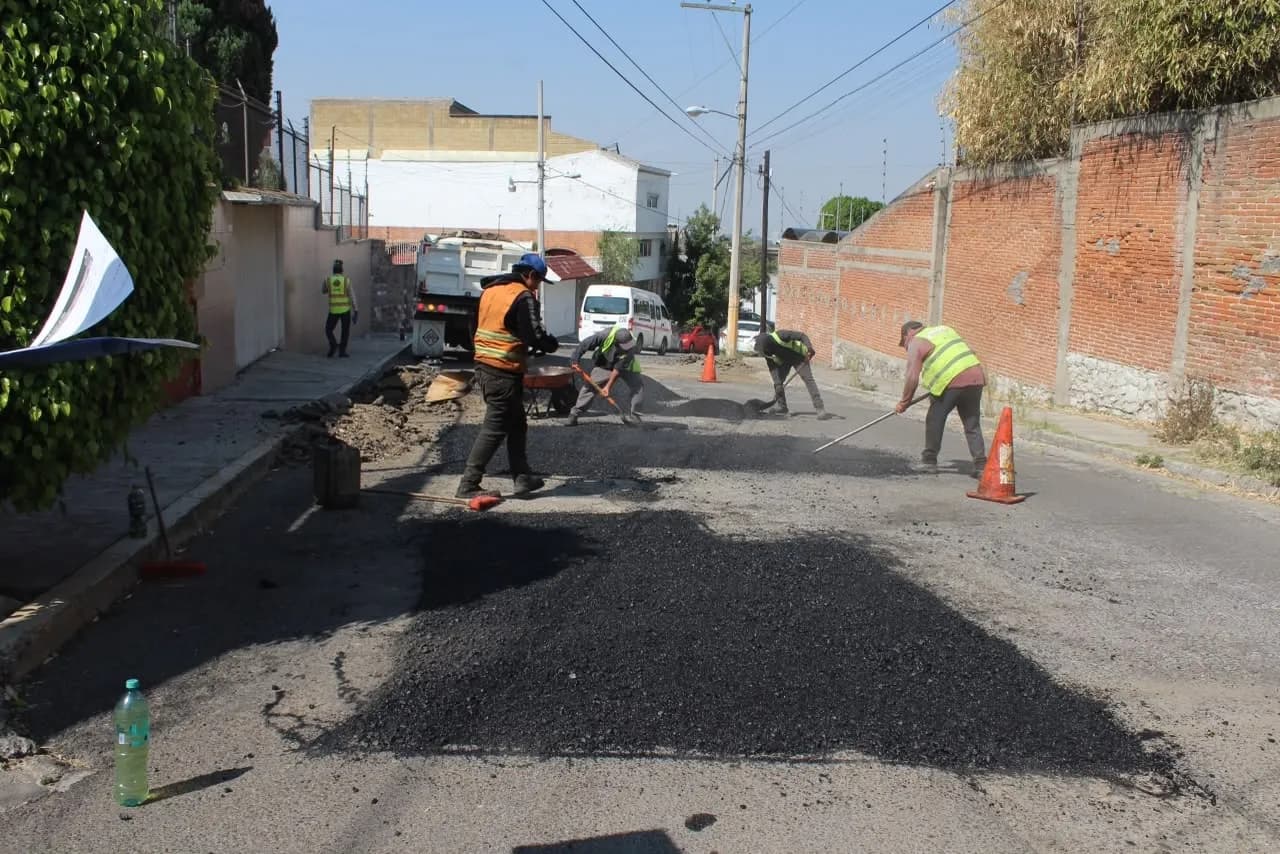 Mantienen supervisión en trabajos de bacheo en distintos puntos de la capital