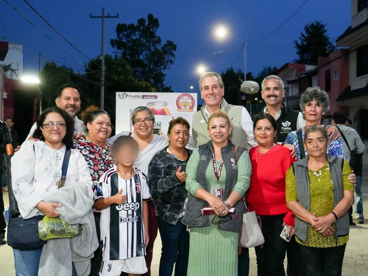 Llevan alumbrado LED a la colonia 10 de Mayo con Puebla Brilla