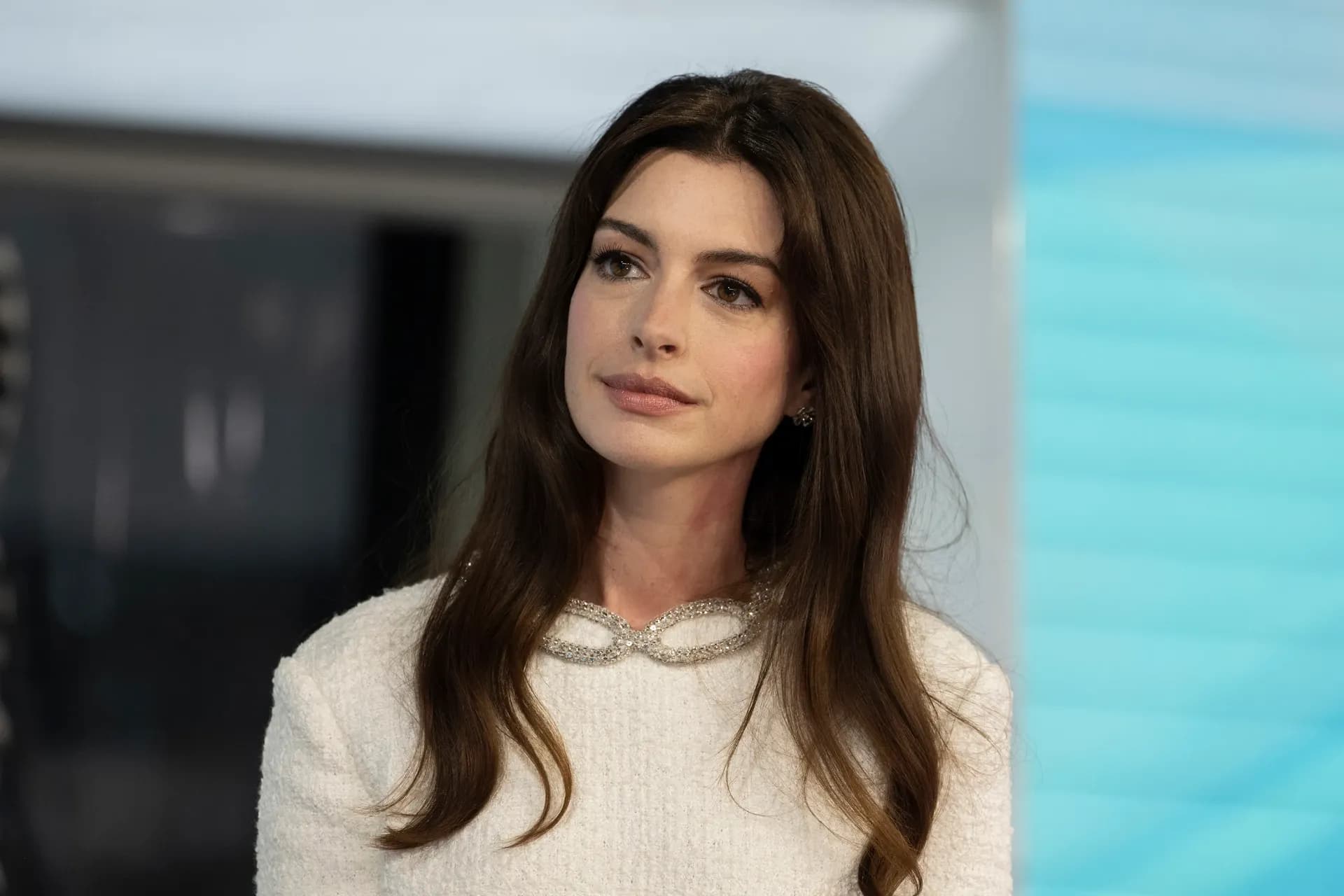 ¡Sorpresa en Hollywood! Anne Hathaway anuncia su tercer embarazo a los 43