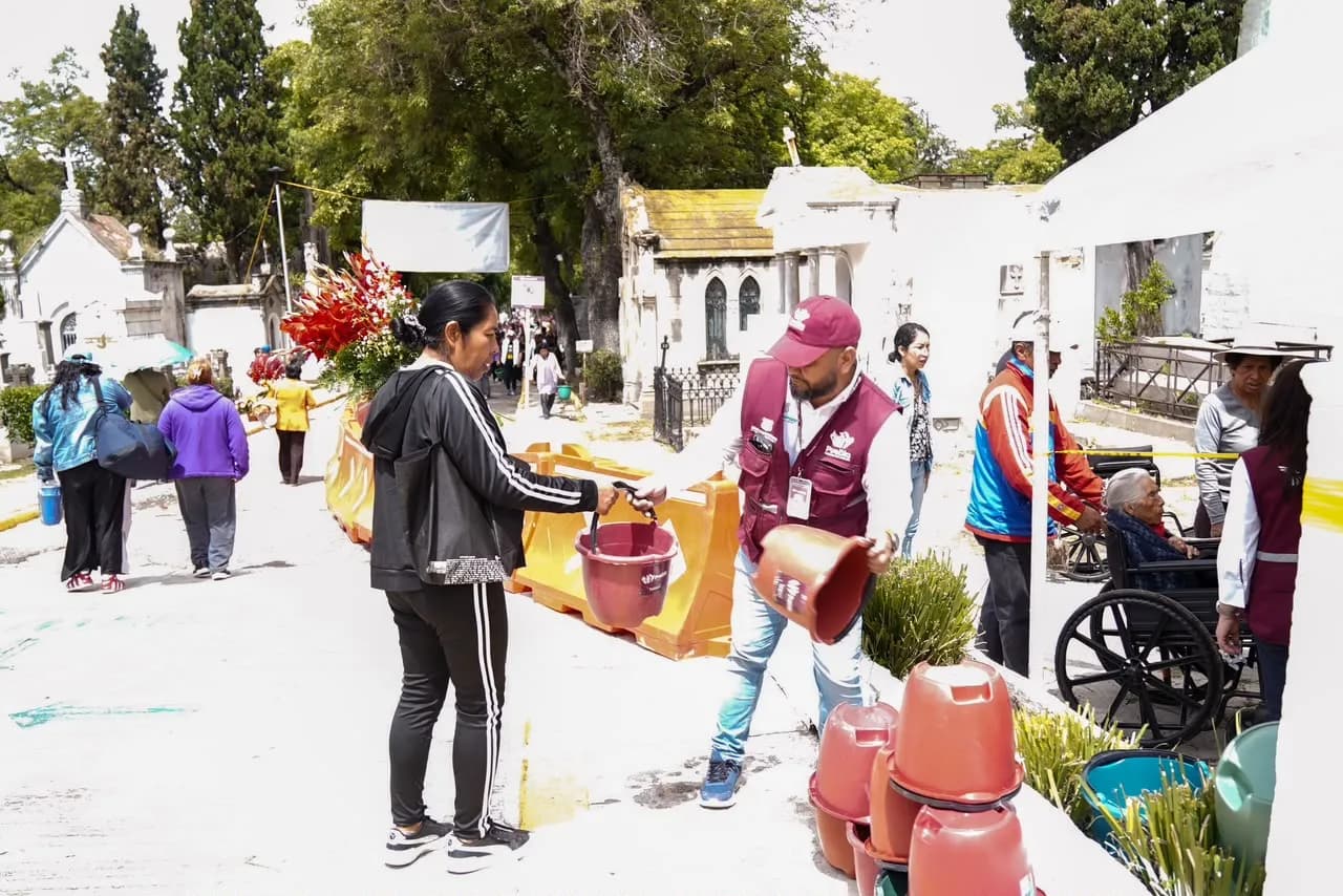 Más de 33 mil poblanos acudieron al Panteón Municipal por el Día del Padre