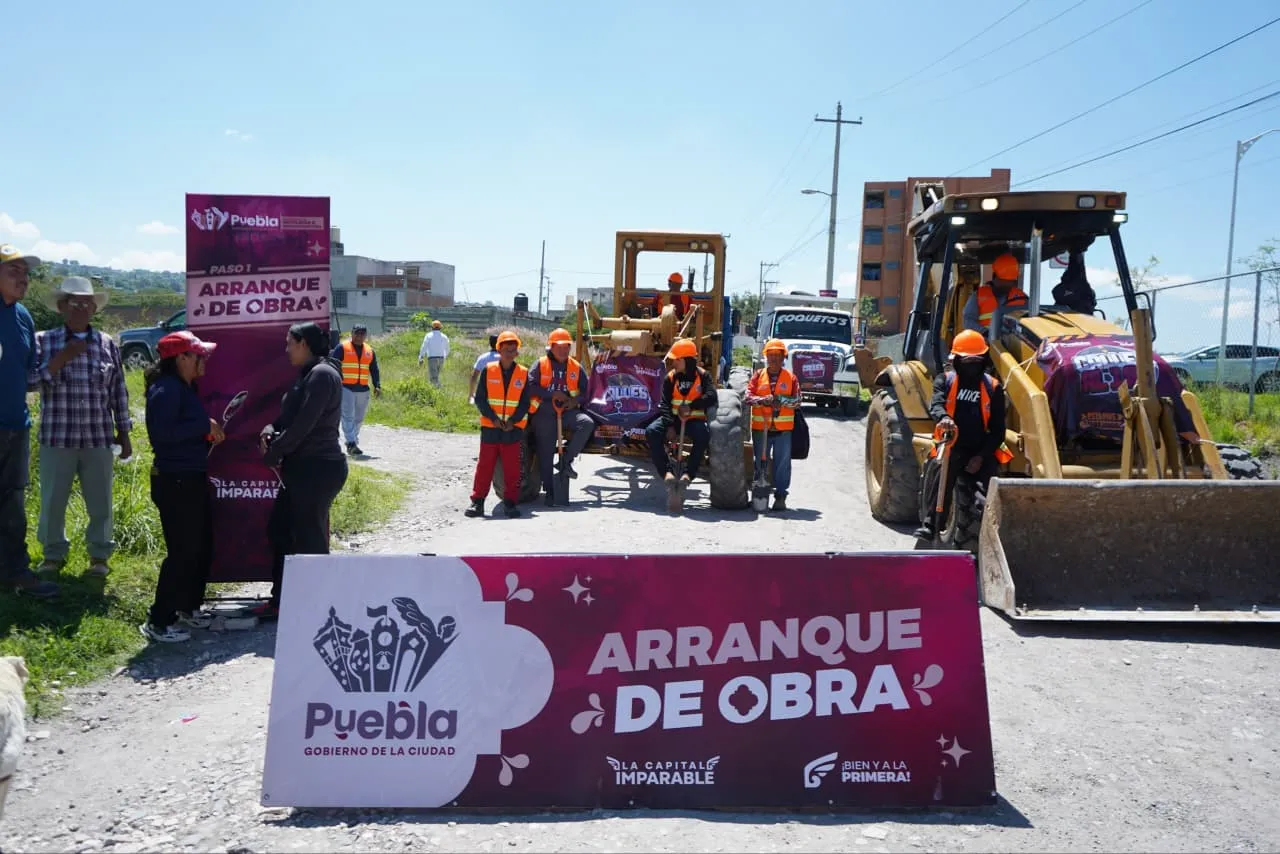 Con #CallesAl100 pavimentan calle principal en Santo Tomás Chautla
