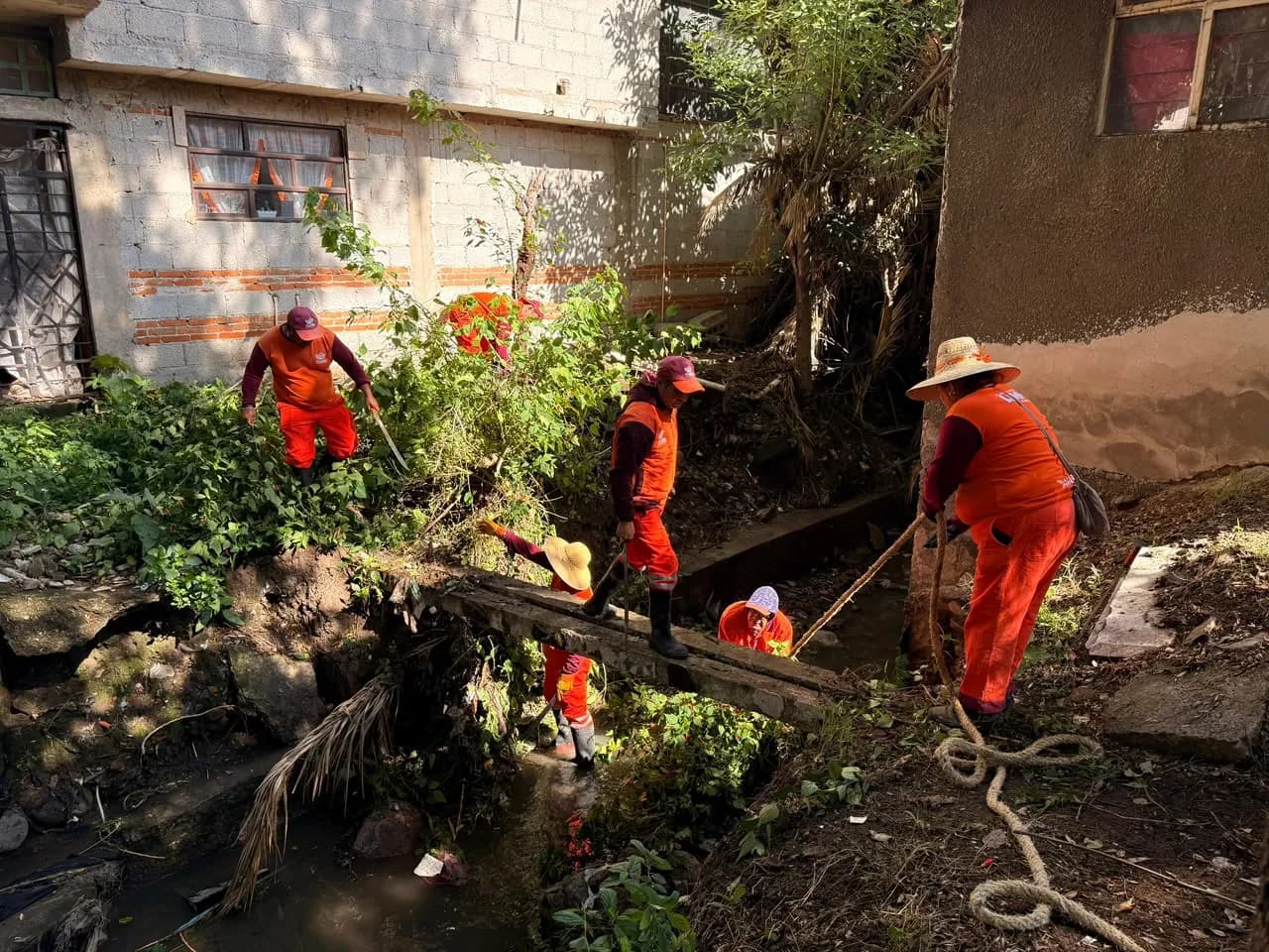 Refuerza Ayuntamiento de Puebla limpieza preventiva en barranca de Romero Vargas por temporada de lluvias