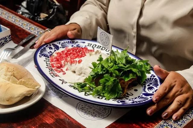 Chiles en Nogada costarán 3% más en Puebla este 2026, proyecta Turismo