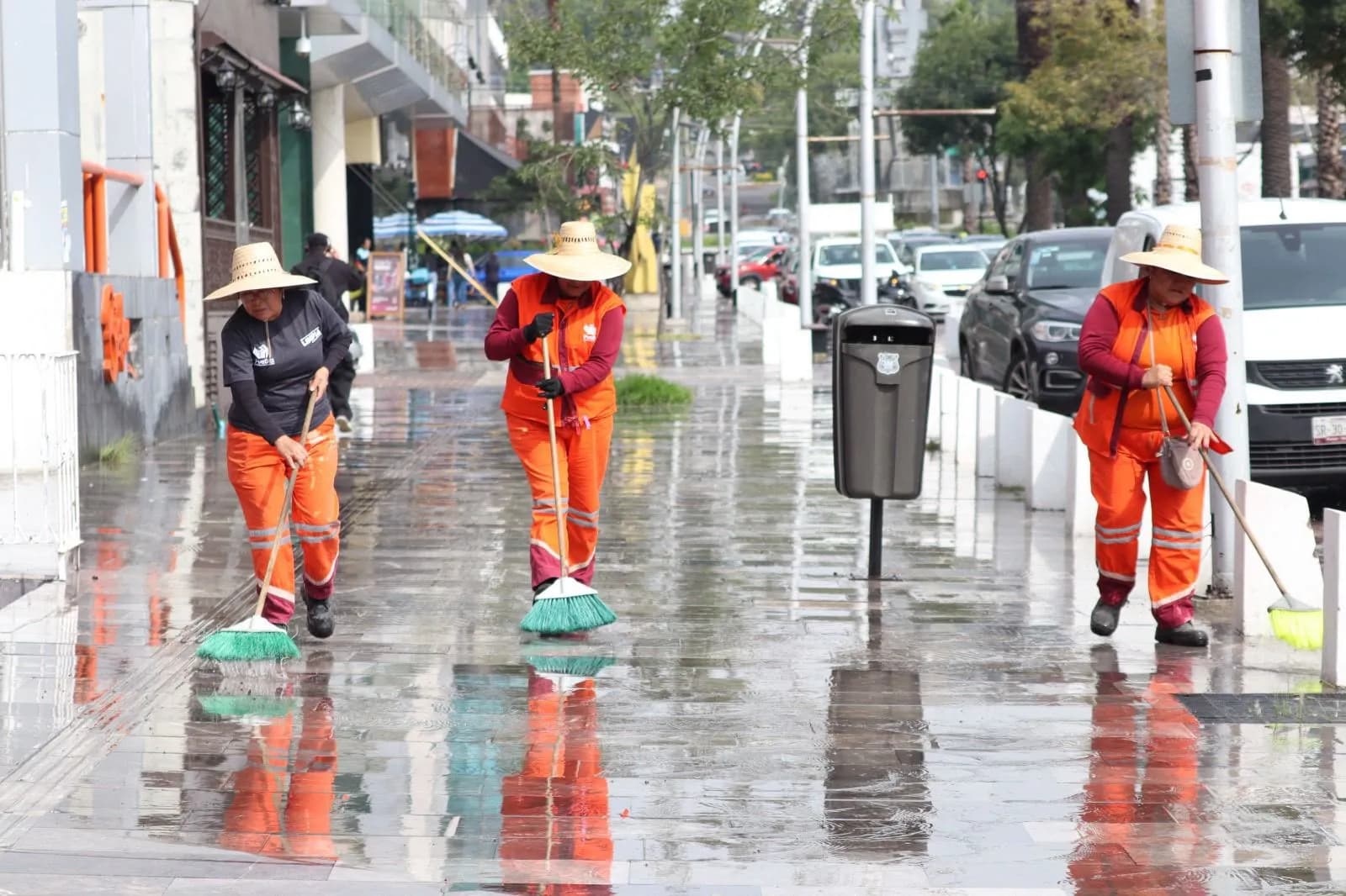 Ayuntamiento de Puebla realiza lavado en Avenida Juárez tras concentración de aficionados