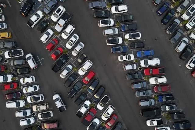 Por ganar estacionamiento chocan en Angelópolis y desatan riña