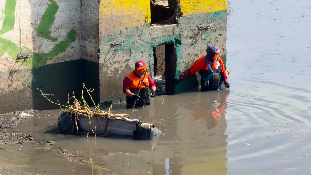 Ayuntamiento de Puebla retira basura de Puente Negro para reducir riesgos por lluvias